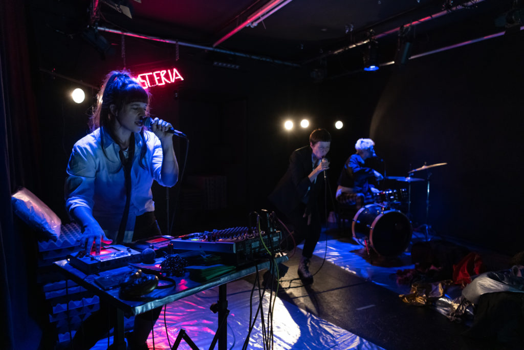 ON TOUR I STATUSMELDUNGEN I von Stefanie Sargnagel